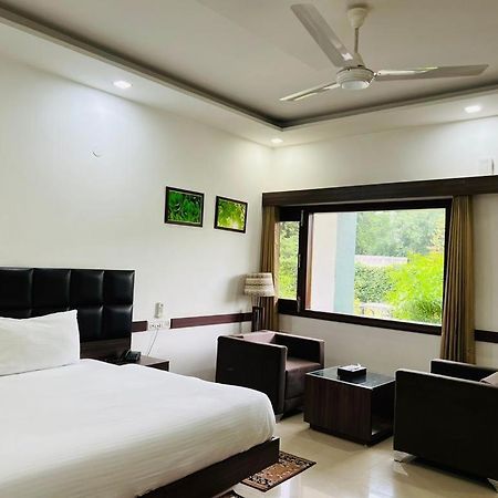Hotel Whistling Greens Moga Ngoại thất bức ảnh