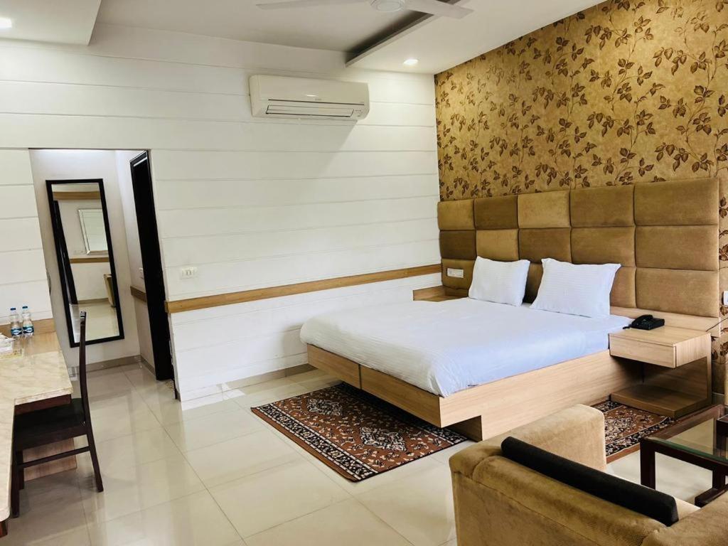 Hotel Whistling Greens Moga Ngoại thất bức ảnh