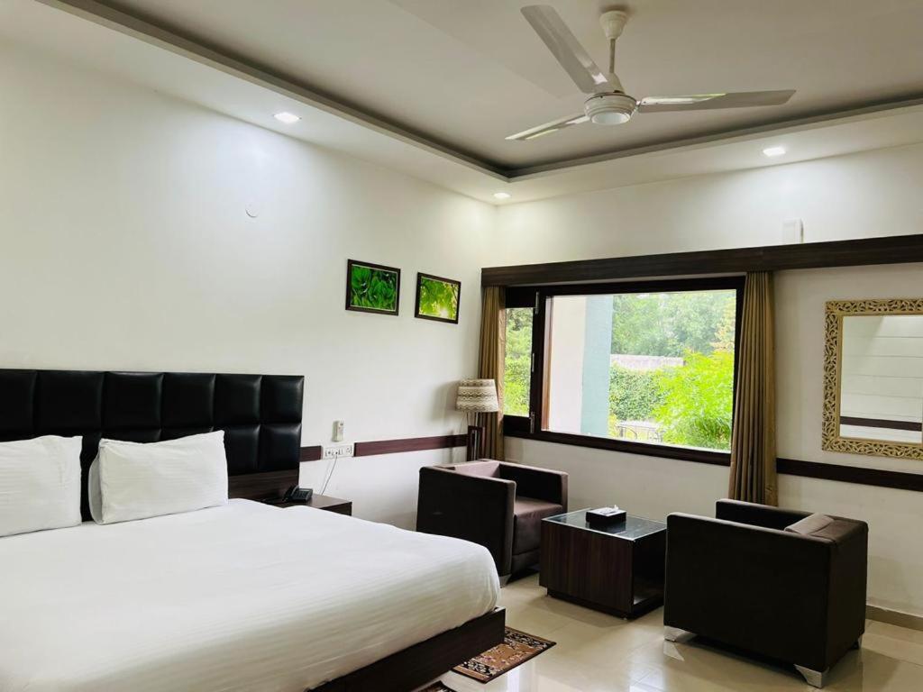 Hotel Whistling Greens Moga Ngoại thất bức ảnh
