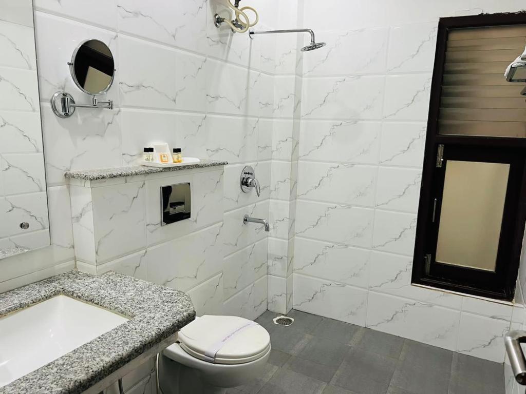 Hotel Whistling Greens Moga Ngoại thất bức ảnh