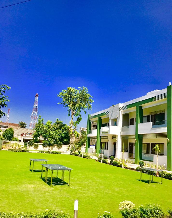 Hotel Whistling Greens Moga Ngoại thất bức ảnh