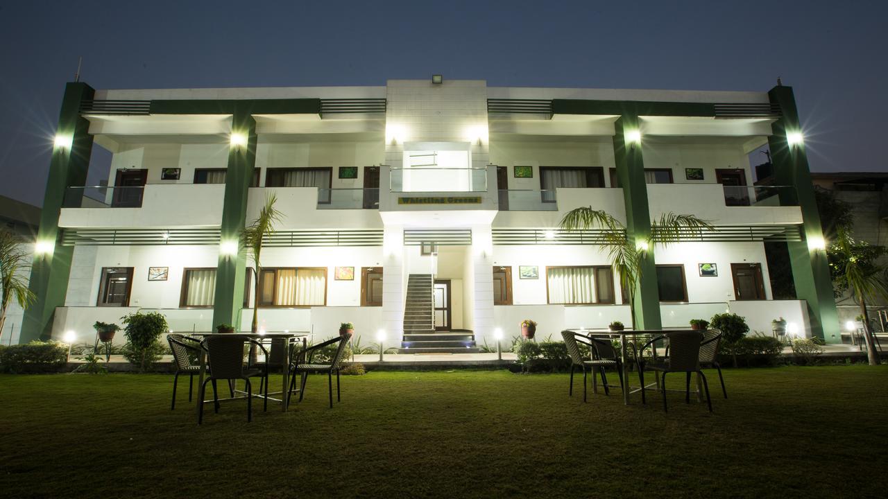 Hotel Whistling Greens Moga Ngoại thất bức ảnh