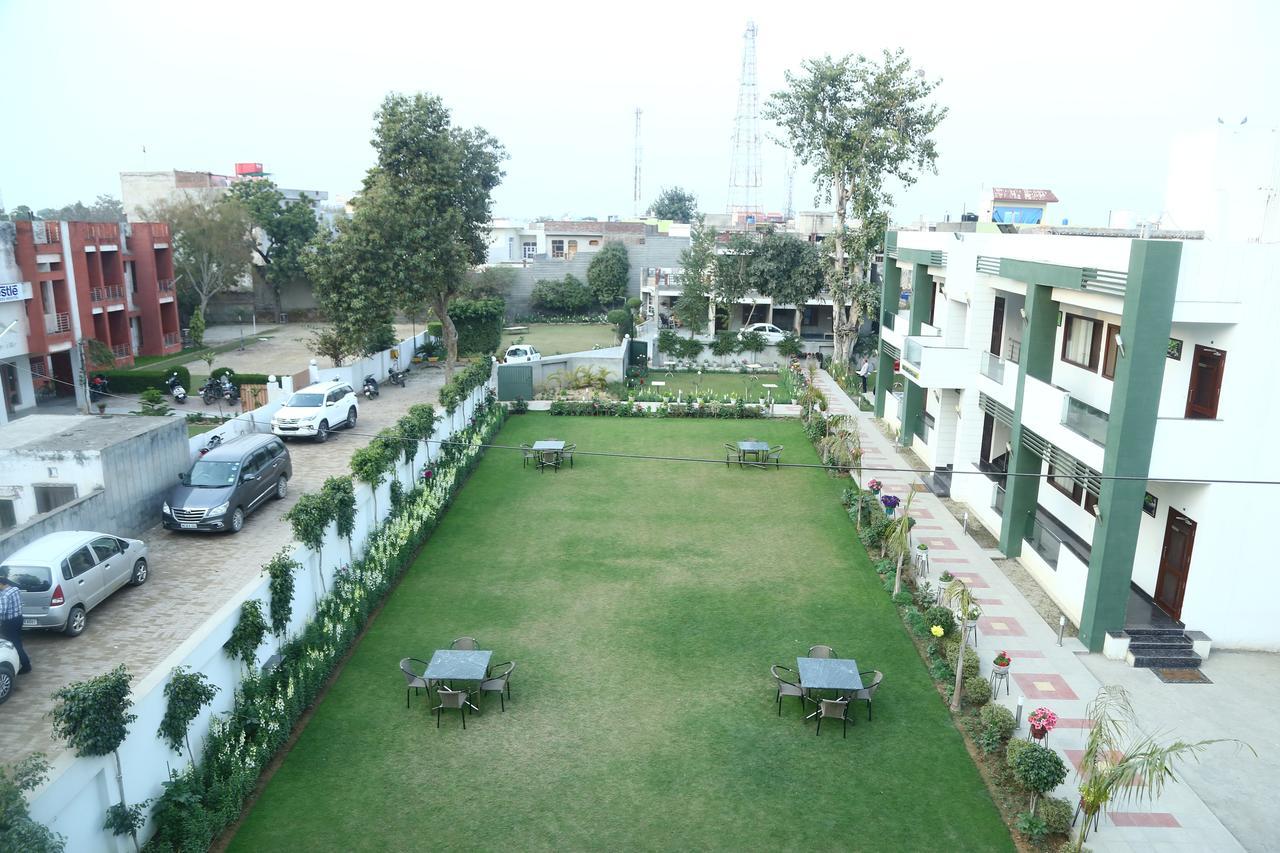 Hotel Whistling Greens Moga Ngoại thất bức ảnh